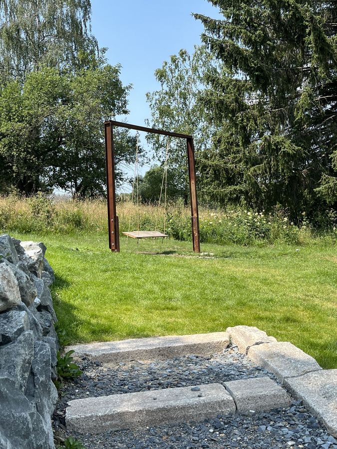 Schaukel am Wiesenrand
